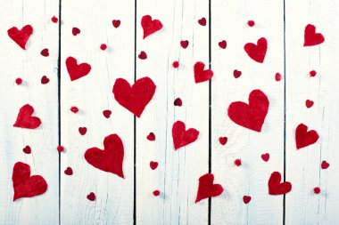 Beyaz ahşap tahta üzerinde kırmızı tekstil kalpleri. Sevgililer Günü kavramı, Anneler Günü, Aşk, Romantizm.