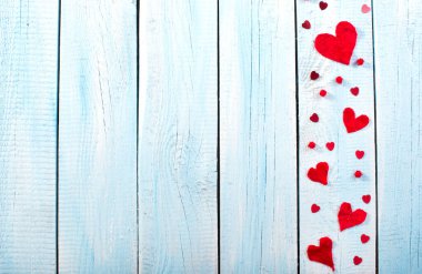 Bir sürü kırmızı ve sarı tekstil, kumaş kalpler ve eski, kırsal ahşap arka planda parlak elementler. Sevgililer Günü, Anneler Günü, Romantizm, Aşk Konsepti.