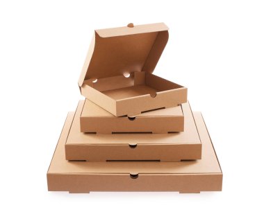 Paket pizza kutusu. Karton pizza kutuları piramidin üzerinde açık bir şekilde düzenlenmiş. Kırpma yolu dahil. Yığın.