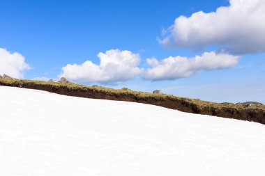 Kar ve uçan bulutlar