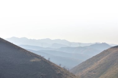 Izgaralı kuleleri ve Katmanlar sis Dağı