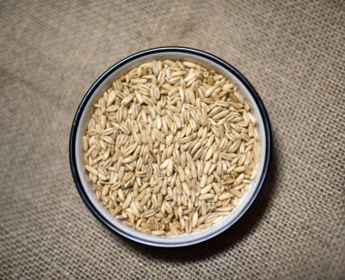 Bir kase içinde organik yulaf