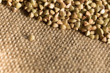 Kahverengi çuval arka plan ile organik yulaf. 