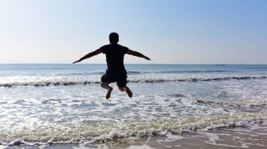 Adam deniz su üstünde Zıplama