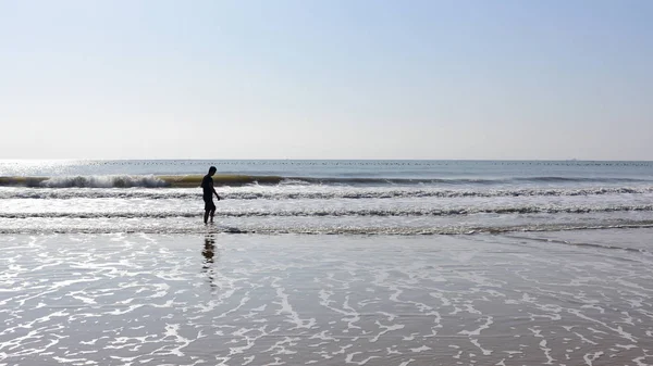Kafa ile deniz suda yürüyen adam.