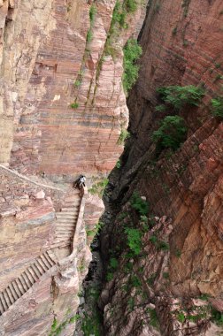 Sarp uçurum derin vadi yanında oturan adam