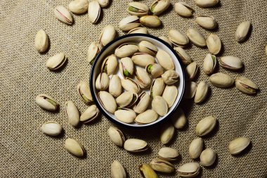 Uçan daire ve Sivas'tan sıcak ışık altında kavrulmuş Antep fıstığı. 