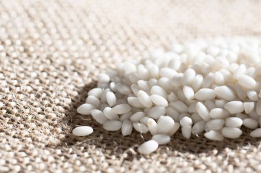 Çuval bezi/Sivas'tan arka plan ile organik beyaz yapışkan pirinç