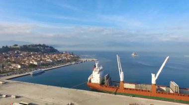 Kargo gemisi yükleniyor