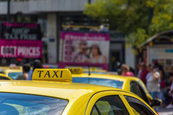 Cartello taxi giallo sul tetto del veicolo della cabina — Foto Stock