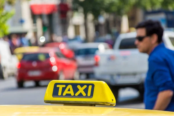 Cartello taxi giallo sul tetto del veicolo della cabina — Foto Stock