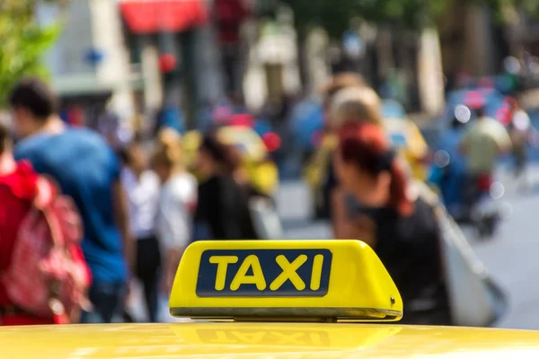 Жовтий знак таксі на даху таксі — стокове фото