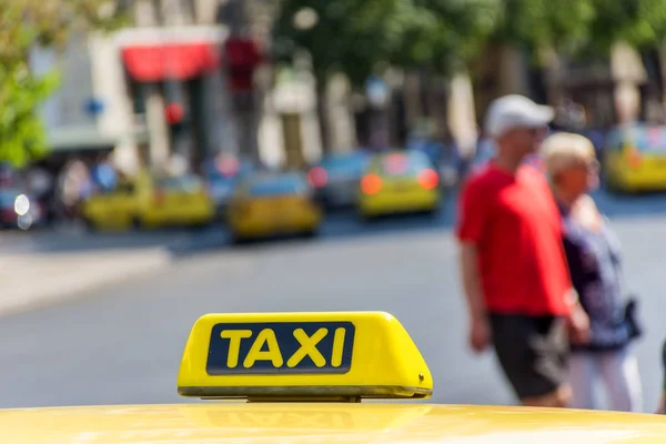 Żółte taksówki Zarejestruj na dachu kabiny pojazdu — Zdjęcie stockowe