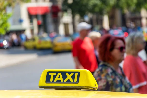 Cartello taxi giallo sul tetto del veicolo della cabina — Foto Stock