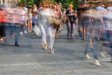 Bulanık insanlar sokakta yürürken