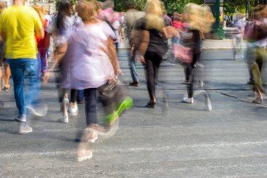 Bulanık insanlar sokakta yürürken