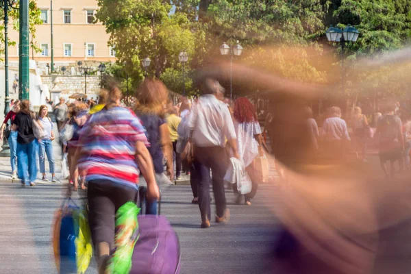 Rozmazaný lidí, kteří jdou na ulici — Stock fotografie