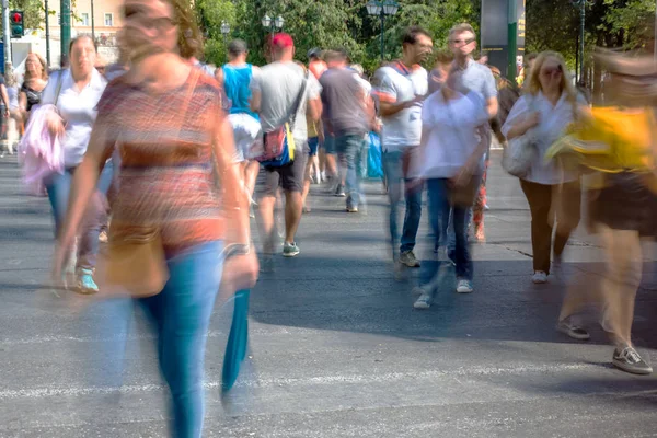 Bulanık insanlar sokakta yürürken — Stok fotoğraf