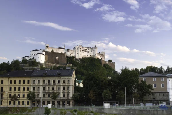 Fortaleza de Festung Hohensalzburg en la cima de la colina de Festungsberg i —  Fotos de Stock