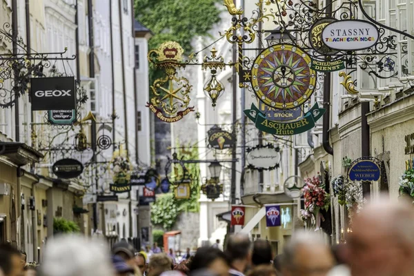 Salzburg, Österrike - augusti 2011: Oidentifierade människor gå på — Stockfoto