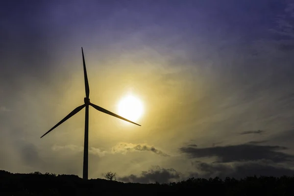 Windkraftanlage in der Dämmerung — Stockfoto