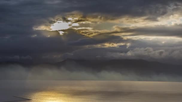 Timelapse Nubes Lluviosas Sobre Mar — Vídeo de stock