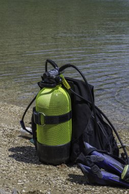 Scuba dalış ekipmanı sahilde