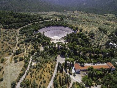 Hava dron kuşbakışı göz görünümü fotoğraf antik tiyatro Epidaurus veya Epidavros, Argolida, Peloponnese, Yunanistan
