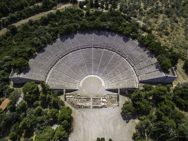 Antenowe drone ptak oko Zobacz zdjęcie teatru starożytnego Epidaurus — Zdjęcie stockowe