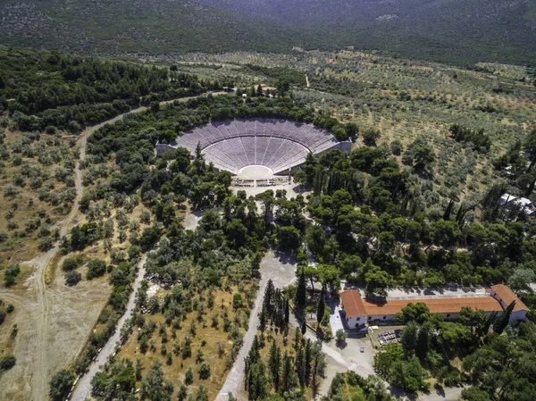 Hava dron kuşbakışı göz görünümü fotoğraf antik tiyatro Epidaurus veya Epidavros, Argolida, Peloponnese, Yunanistan