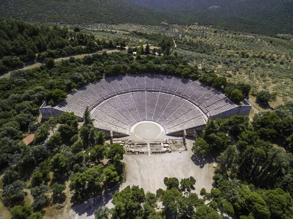 Hava dron kuşbakışı göz görünümü fotoğraf antik tiyatro Epidaurus veya Epidavros, Argolida, Peloponnese, Yunanistan
