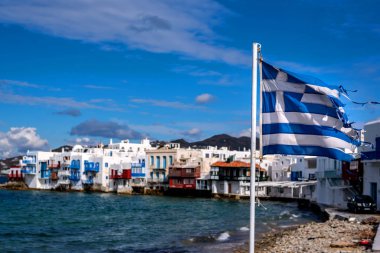 Yunanistan 'ın Mykonos adasındaki Mykonos kasabasının Küçük Venedik Koyu' nda Yunan bayrağı dalgalanıyor