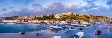 Yunanistan 'ın Atina yakınlarındaki Rafina' nın ikinci büyük limanının panoramik manzarası