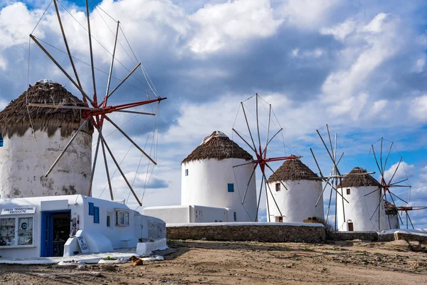 传统希腊风车在基克拉泽斯 希腊米克诺斯岛上美丽的景色 图库照片