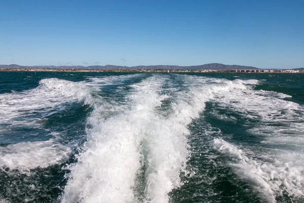 Hız tekne dalgalar — Stok fotoğraf