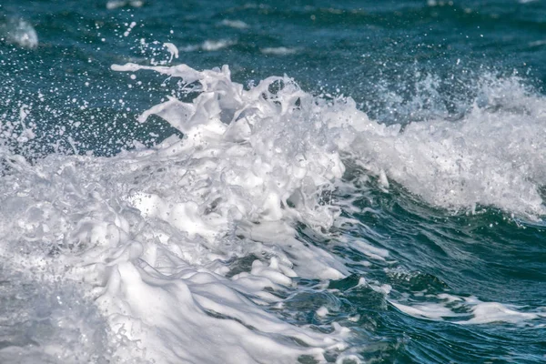 Meereswellen brechen zusammen — Stockfoto
