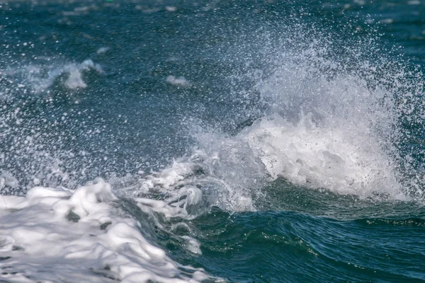 Havets vågor kraschar — Stockfoto