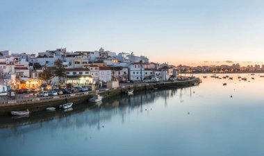 Ferragudo Köyü gün batımında