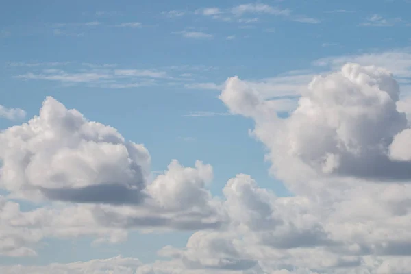 Малые облачно-серые облака — стоковое фото