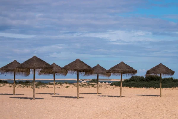 Sombrillas de playa de mimbre de paja — Foto de Stock