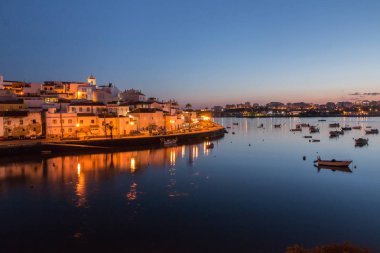 Ferragudo Köyü gün batımında