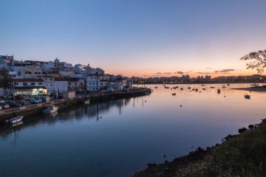 Ferragudo Köyü gün batımında