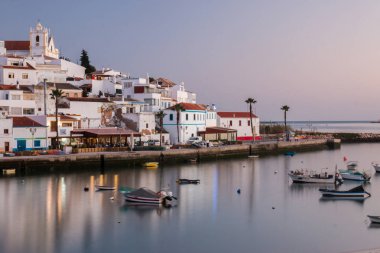 Ferragudo Köyü gün batımında