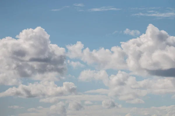 Малые облачно-серые облака — стоковое фото