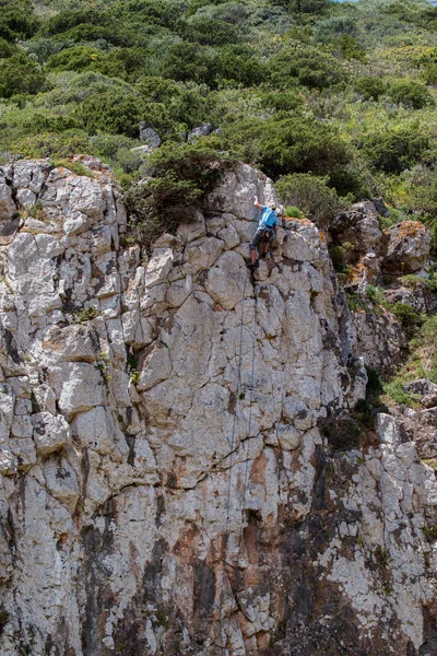 L'homme grimpe une falaise — Photo