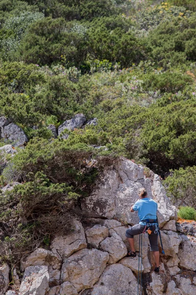 El hombre sube a un acantilado —  Fotos de Stock