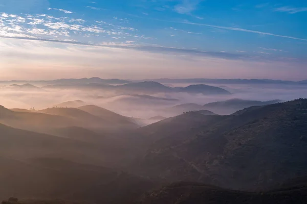 Zamlžené hory ráno — Stock fotografie