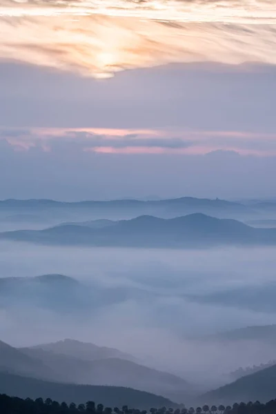 Zamlžené hory ráno — Stock fotografie