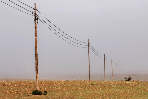 Fio de eletricidade em um campo — Fotografia de Stock