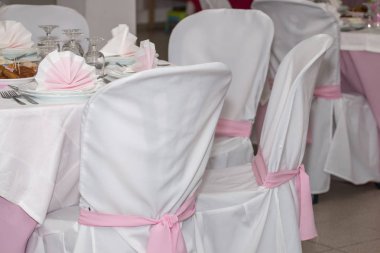 yemek masaları ve sandalyeleri dekore edilmiş 